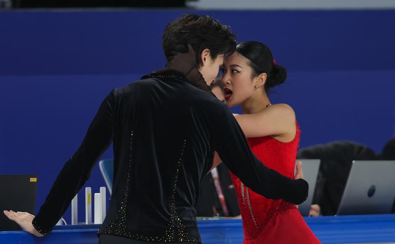 中国花样滑冰组合因疑似导弹玩偶遭国际滑联调查