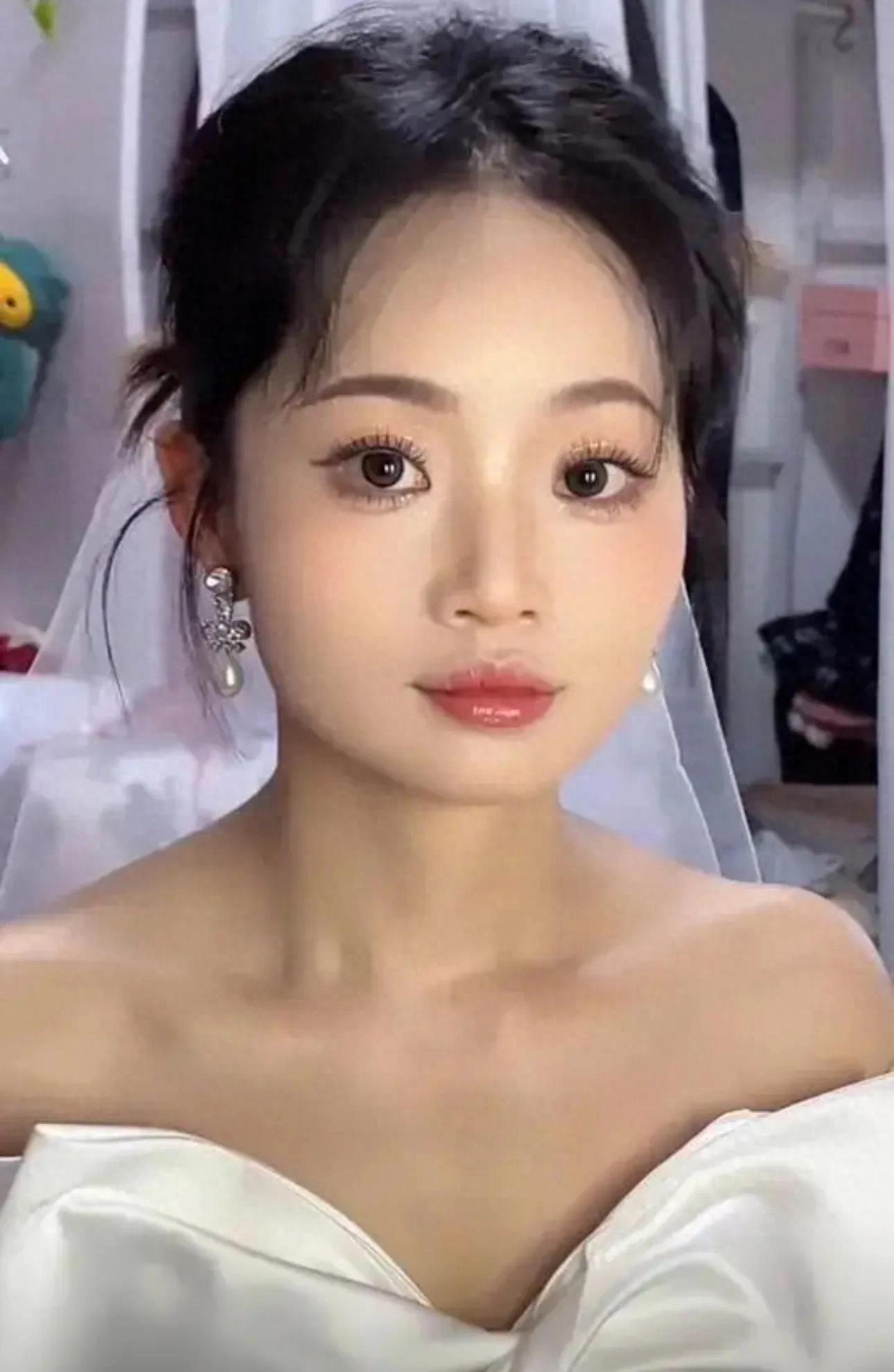 贵州新娘换敬酒服后宾客离席，网友热议：仪式感与现实的碰撞