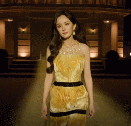 刘亦菲压轴艳压，为何话题却被“她”抢走？