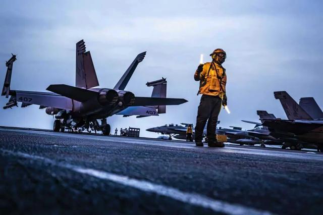 美军航母南海连摔两机：电磁攻击传言被驳，真相究竟为何？