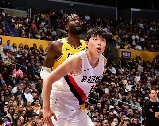 杨瀚森NBA赛后夜宵引热议：1分表现后携女友现身韩料店