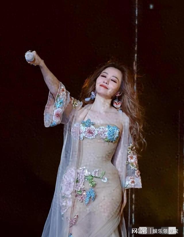 张靓颖零透光长裙引爆热搜，性感造型惊艳全场，时尚魅力无人能敌