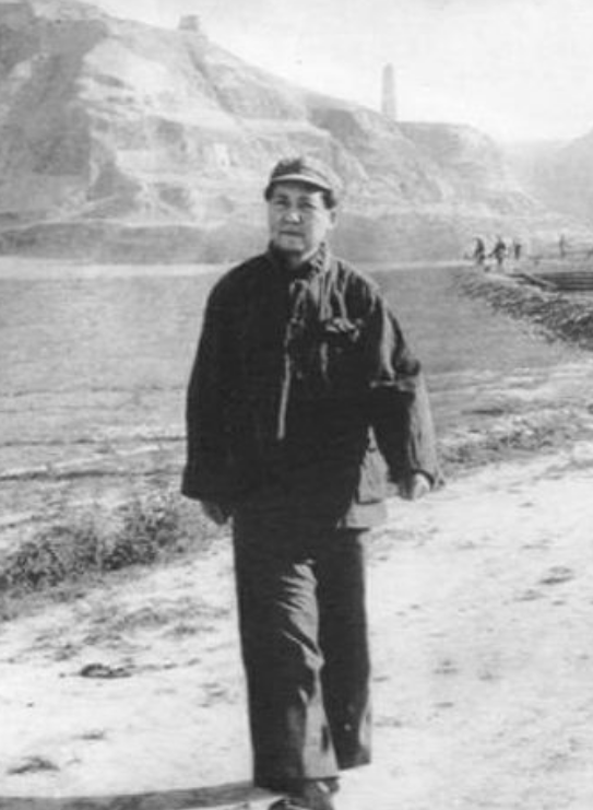 1941年延安惊险时刻：警卫员舍身护毛主席，木棍袭击被挡下