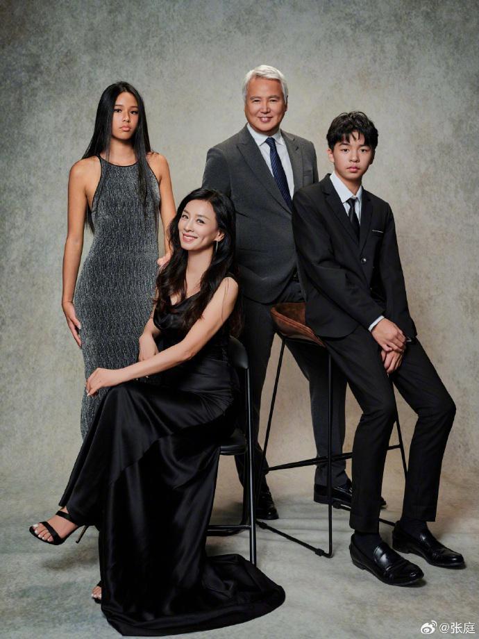 张庭一家四口温馨写真，15岁女儿林希曈国际范十足引关注
