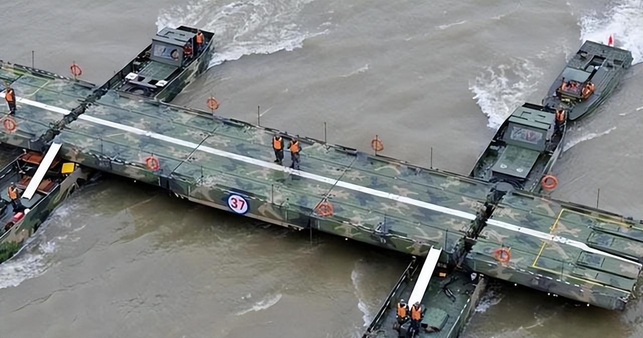 美卫星披露：解放军新型“水桥”驳船加速建造，跨海登陆能力显著提升