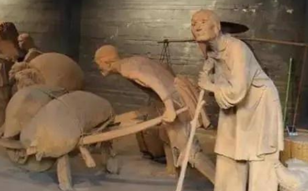 1948年：地主逃亡后，长工意外发现改变命运的秘密