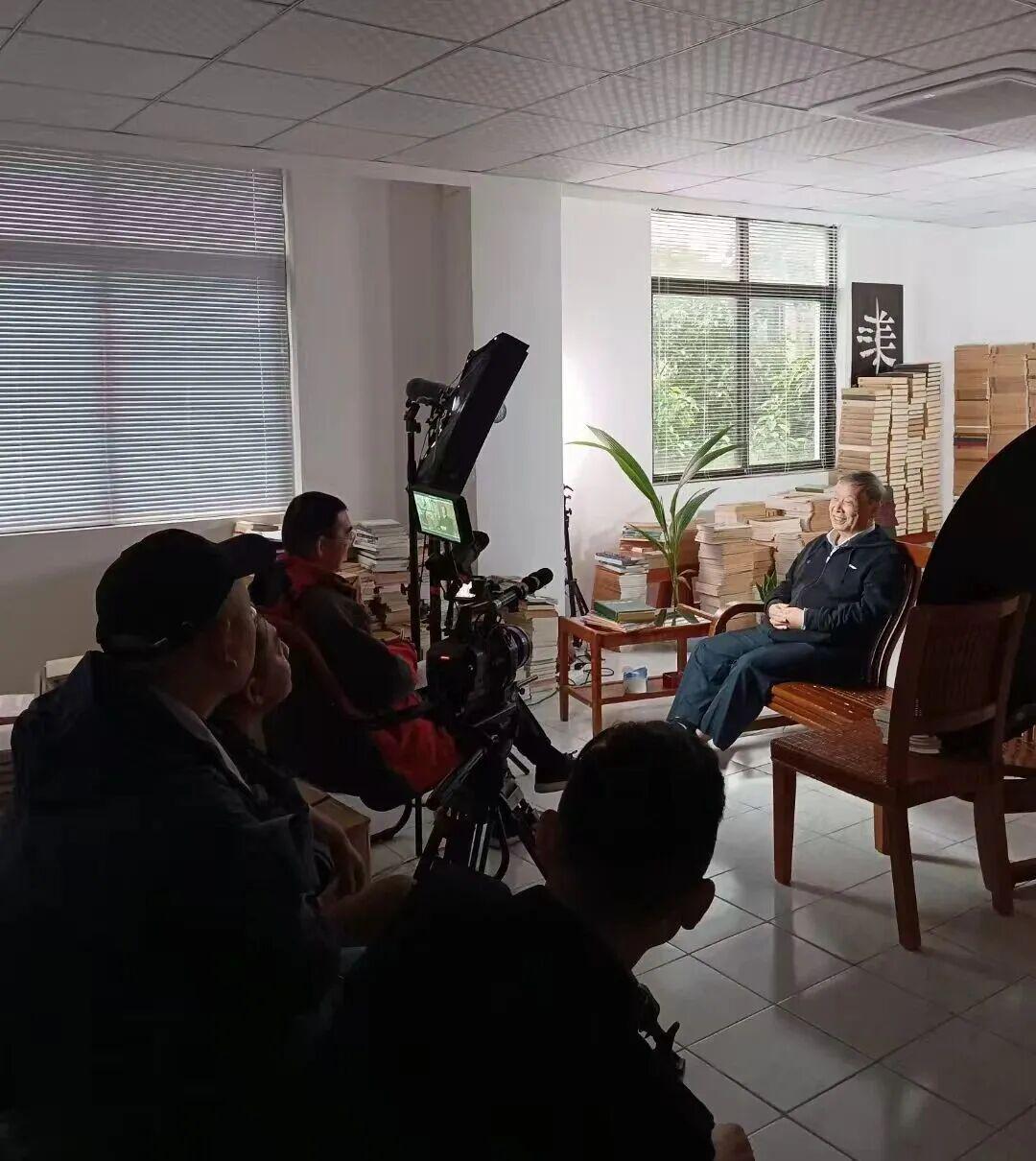 拍摄团队采访韩少功