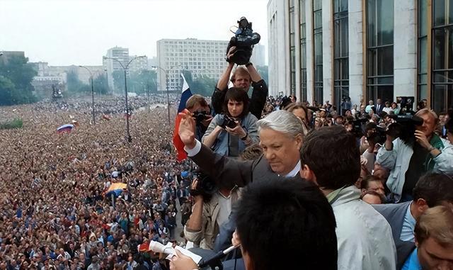 八一九政变失败原因深度解析：军队失控与戈尔巴乔夫的博弈