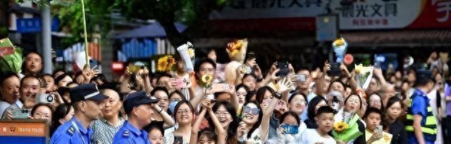 大学教授批初中生接送现象：巨婴式育儿引争议，家长反击引热议