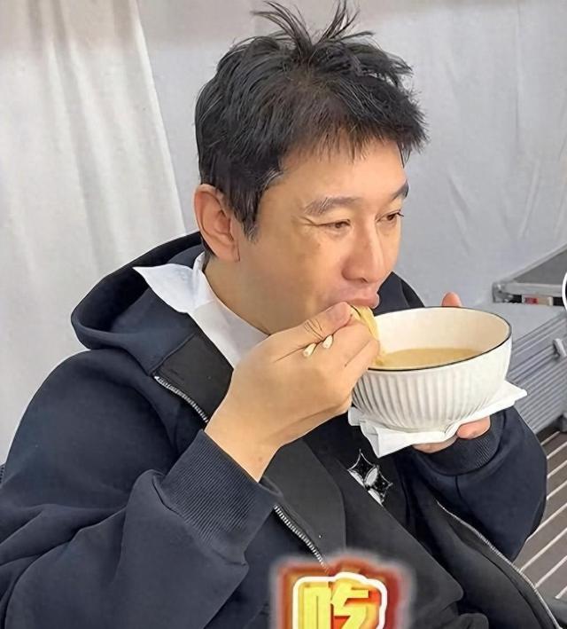 叶珂再戴钻戒引猜测，小海绵探父黄晓明，杨颖事业再攀高峰