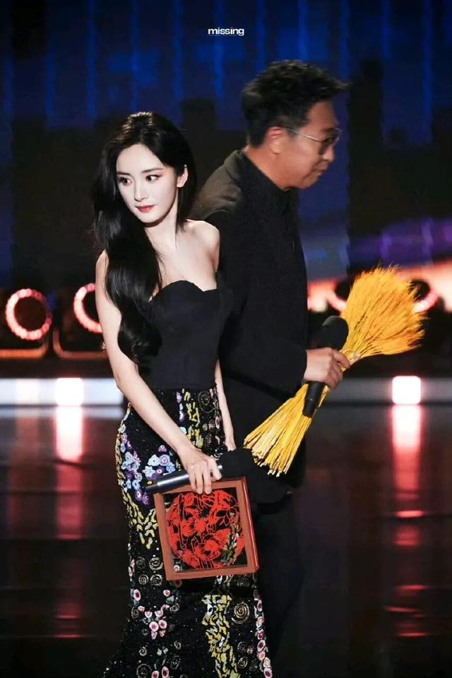 杨幂最新造型惊艳亮相，美貌再升级