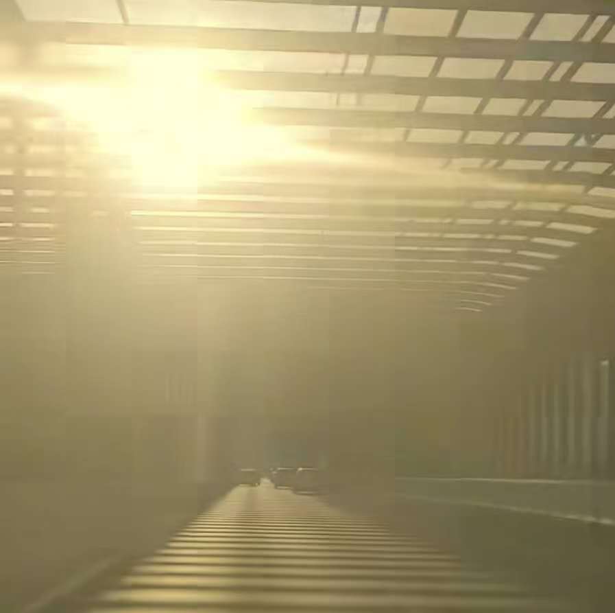 湖北友谊大道高架桥隔音板晃眼引争议 官方回应：声屏障设计合规