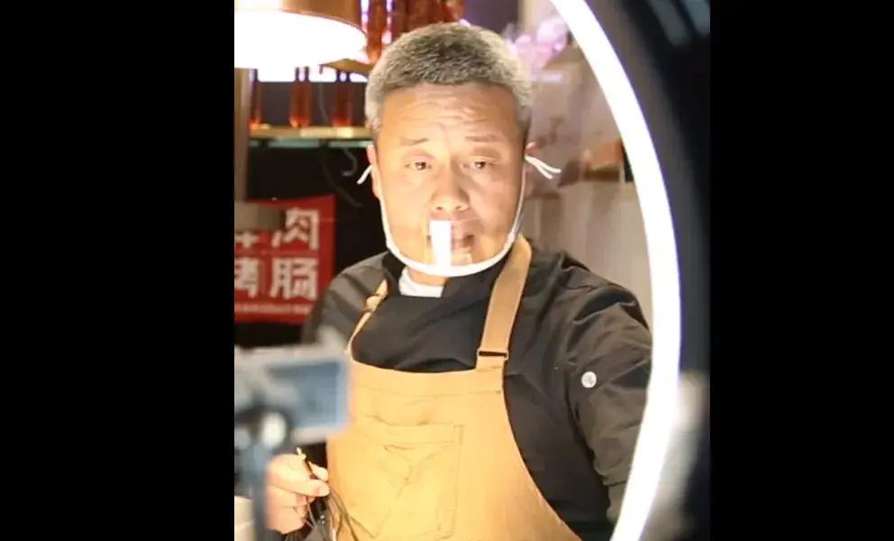 57岁山东大叔卖烤肠还债4600万，曾是餐饮巨头，目标2027年还清