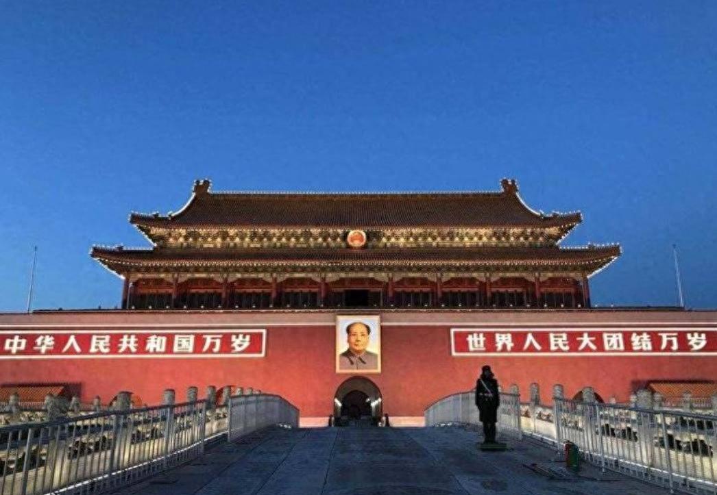 天安门为何悬挂毛主席画像而非照片？背后有何深意？