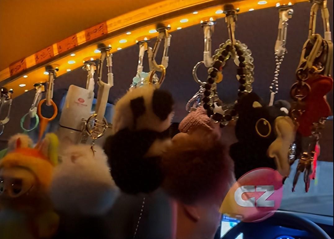 广州网约车司机车内卖公仔成风，日销七八个热门款常断货