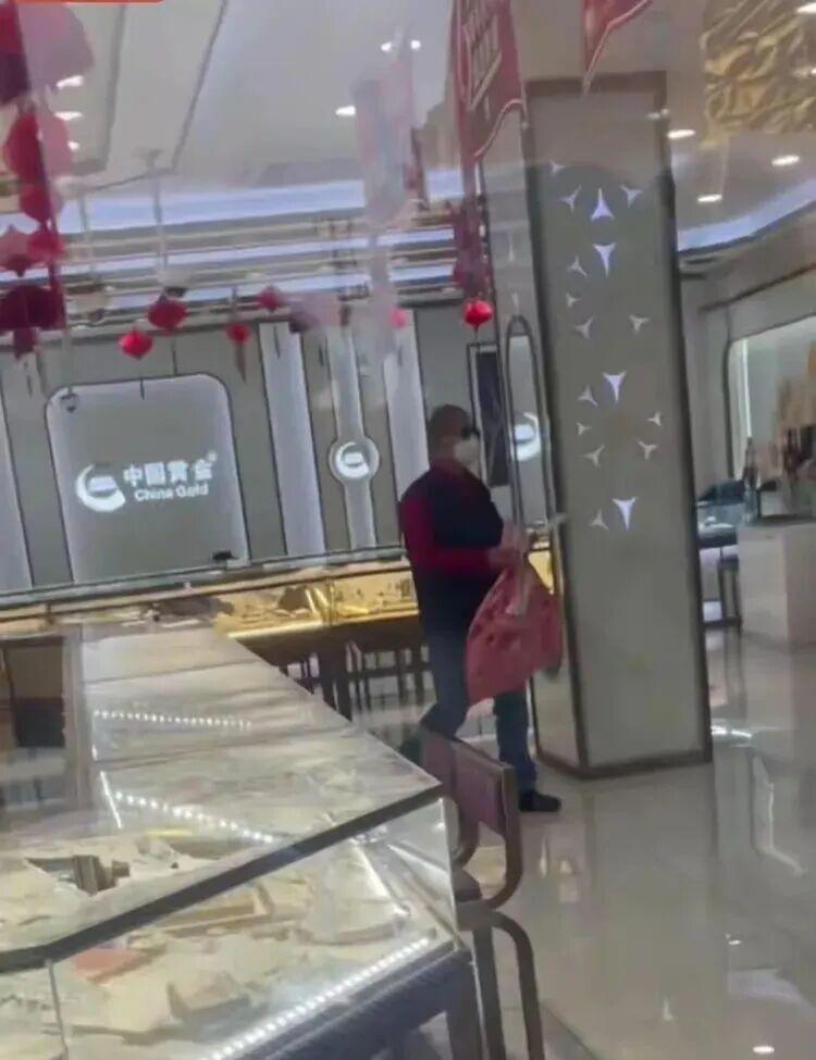 上海男子“佛系抢金店”：无声求救背后的社会困境