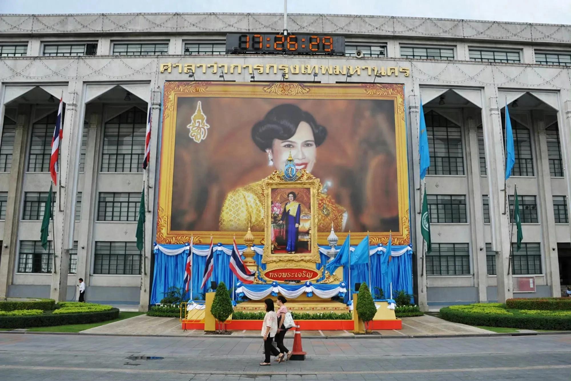 泰王玛哈九层白伞示爱母亲，诗妮娜无镜，提帮功再引关注