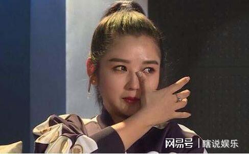 何洁直播哭诉养4孩压力大，一碰就怀孕成焦点