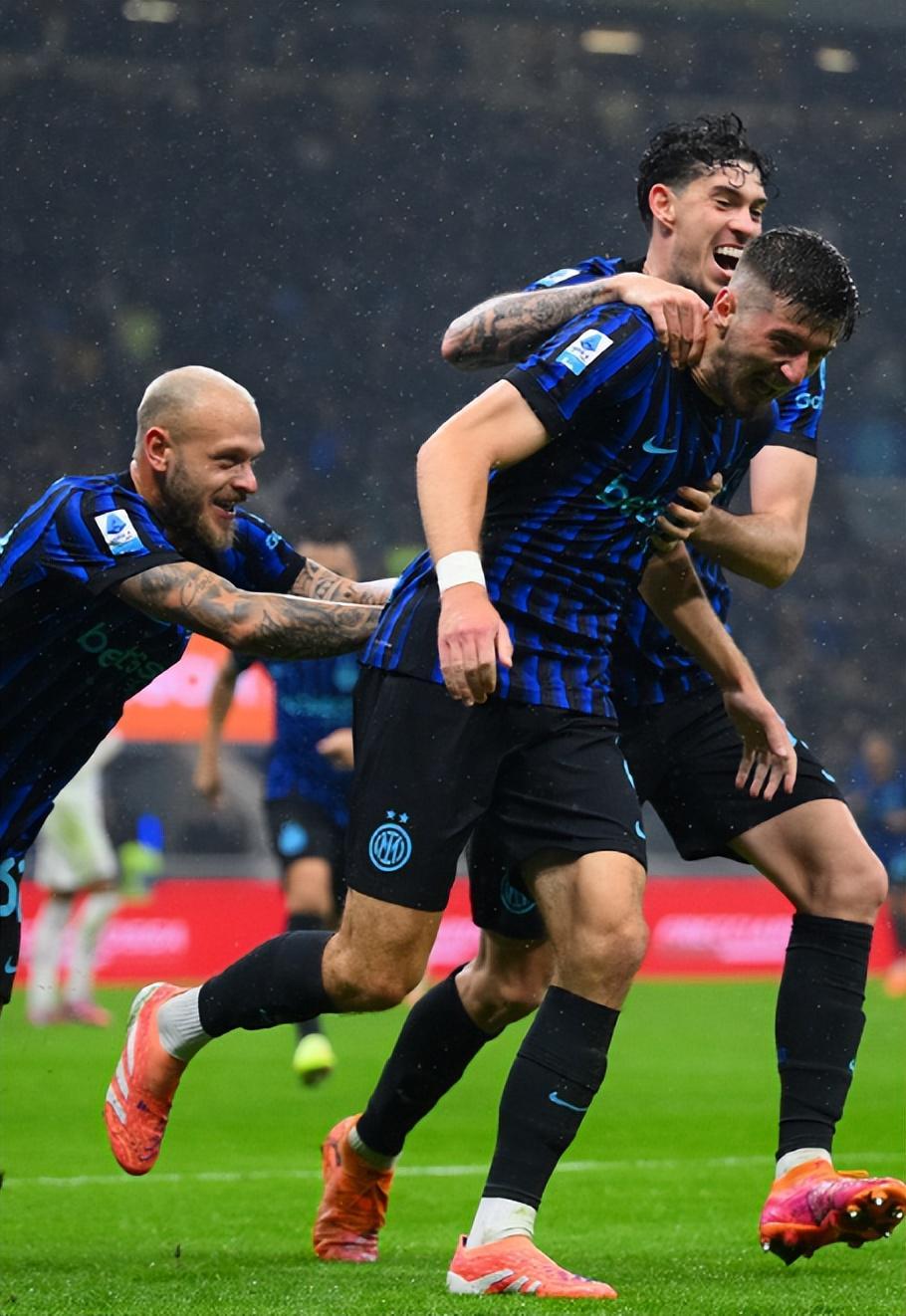 国米3:0横扫佛罗伦萨 恰尔汗奥卢世界波+新援处子球 意甲前四仅差3分