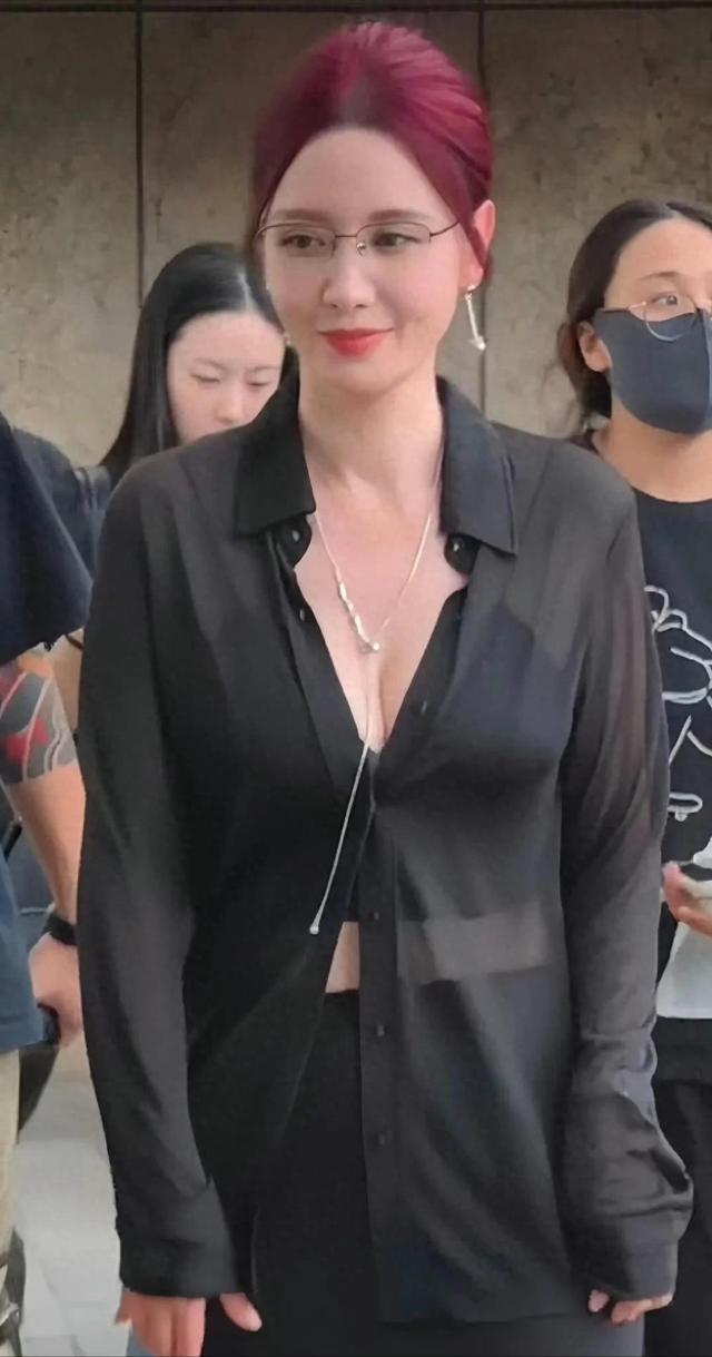 张萌穿搭风格解析：大胆展现时尚魅力