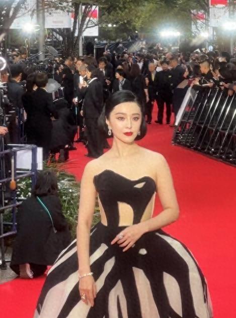 东京这一天，48岁范冰冰秒杀全场，生图白又嫩，却因一句话漏落寞