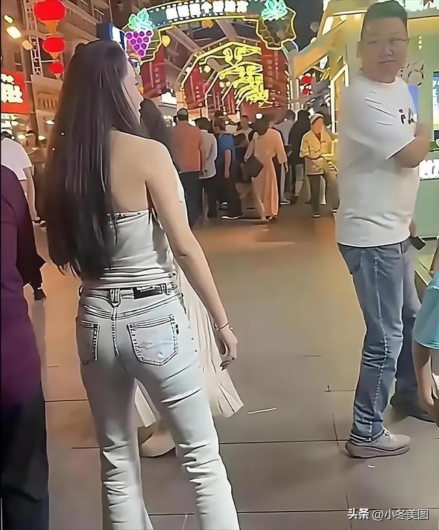 汪峰女友森林北新疆现身，完美臀腰比引热议