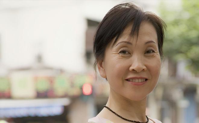 73岁老人养老新选择：不请保姆不住养老院，与年轻老伴共度晚年