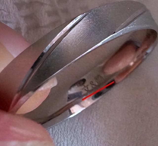 广东男子婚礼次日发现婚戒刻错名，商家回应流程漏洞引热议