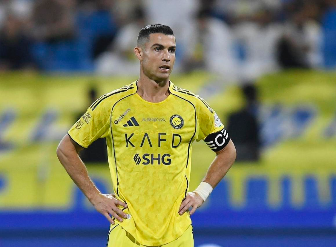 C罗沙王冠杯赛再遭淘汰！赛后争议不断，国家队队友摆梅西动作