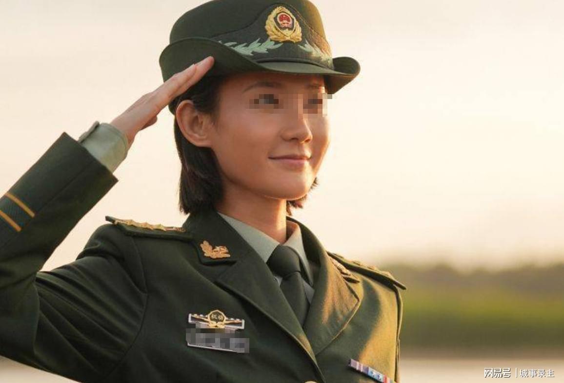 92年我拿着跟父亲的合照入伍，没想到女师长看见照片哭了起来