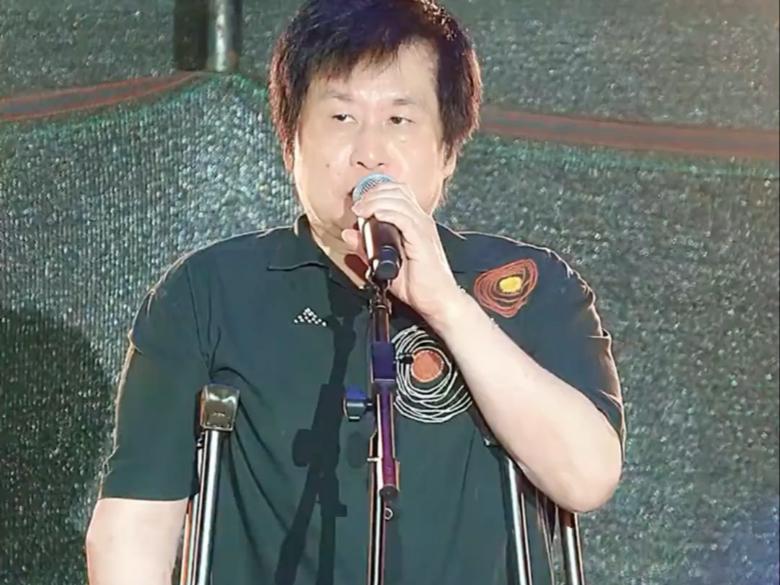 清华教授力挺郑智化怒批深圳机场，20厘米高度差引爆舆论争议