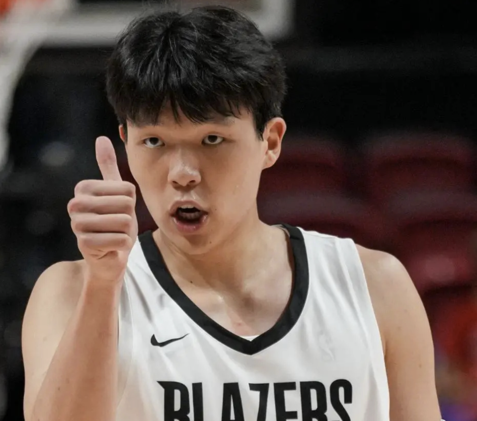 杨瀚森面临危机！开拓者第三中锋爆发，5分钟9分碾压小杨