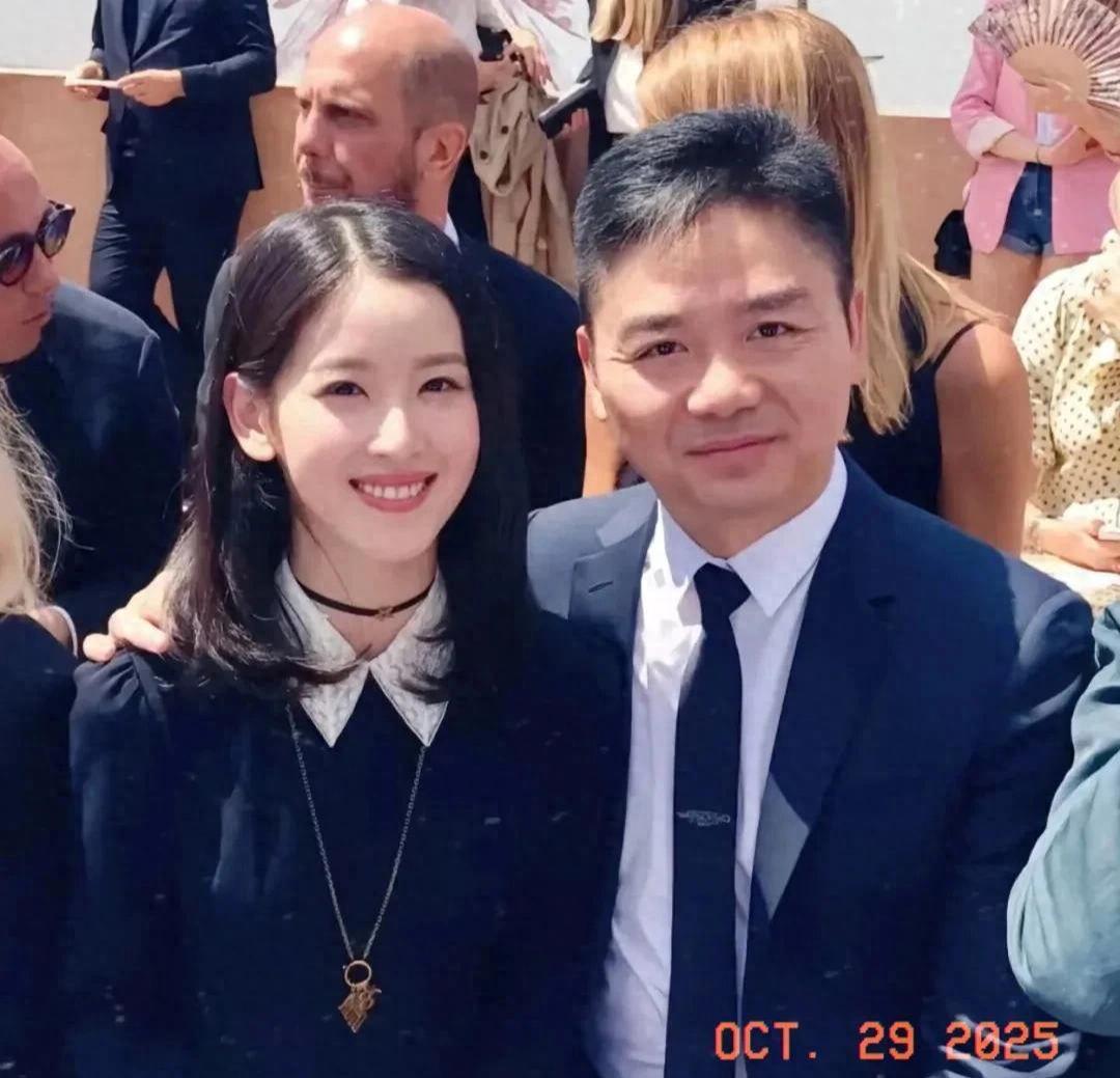 刘强东章泽天韩国开会引关注，51岁刘强东老花眼，31岁章泽天现白发