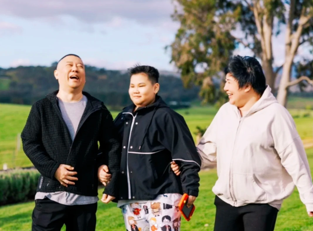 郭德纲澳洲度假曝光：携妻儿大庄园合照，郭汾阳耳洞手机引热议