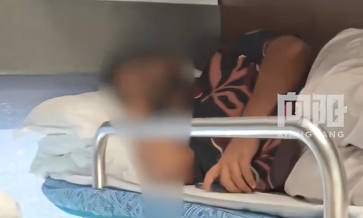 女子卧铺被外籍乘客占用，12306回应：可联系乘警维权
