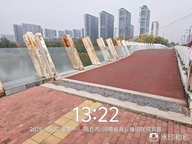 景观桥护栏惊现透明塑料板，29岁小伙坠落重伤维权难