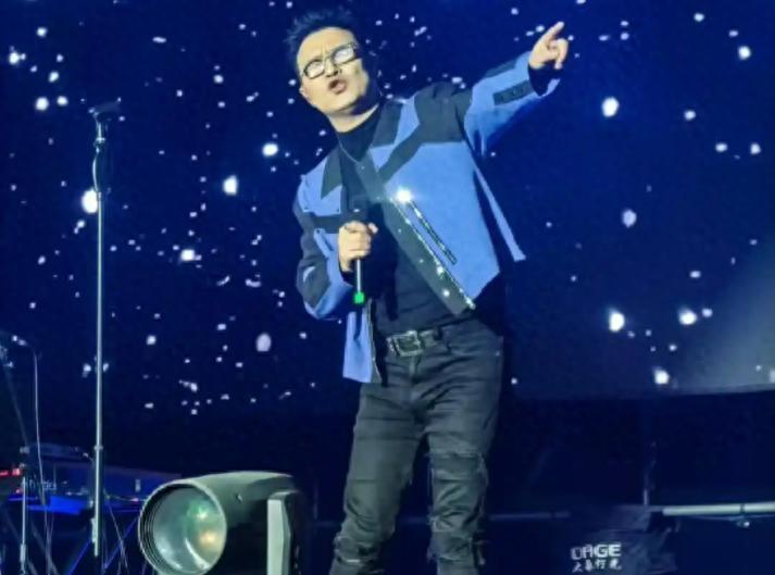 汪峰哈尔滨演唱会高音引争议，状态下滑遭热议