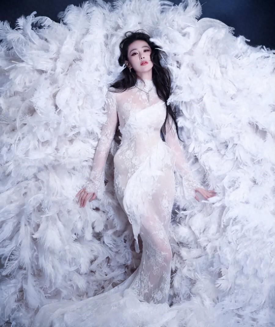 张馨予ELLE盛典惊艳回归，25斤重礼服尽显完美身姿