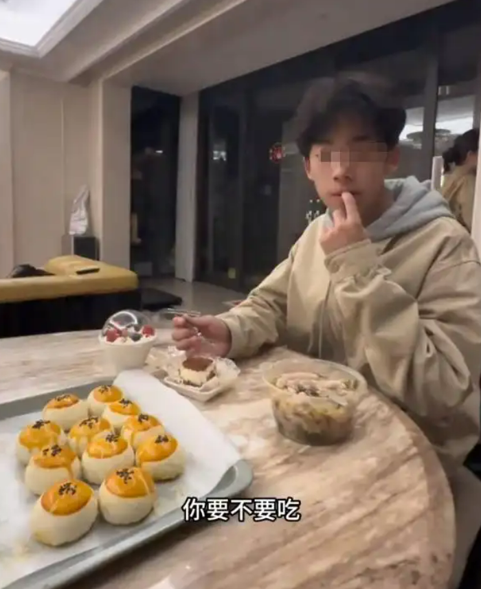 高二男生因颜值走红网络，妈妈晒宵夜照引发热议