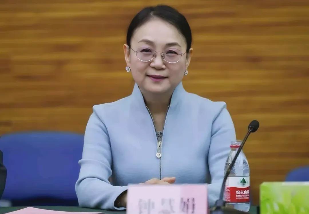 化学教师30年逆袭成中国女首富：钟慧娟1410亿身价背后的创新药传奇