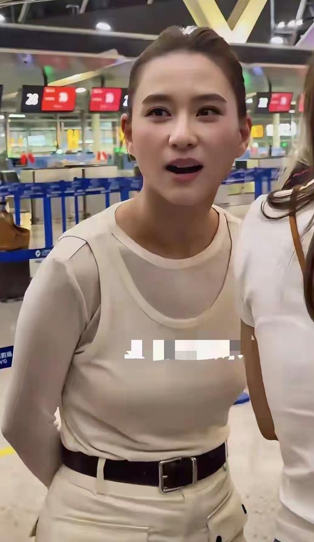 机场偶遇何超莲：真实状态引热议，体态穿搭成焦点