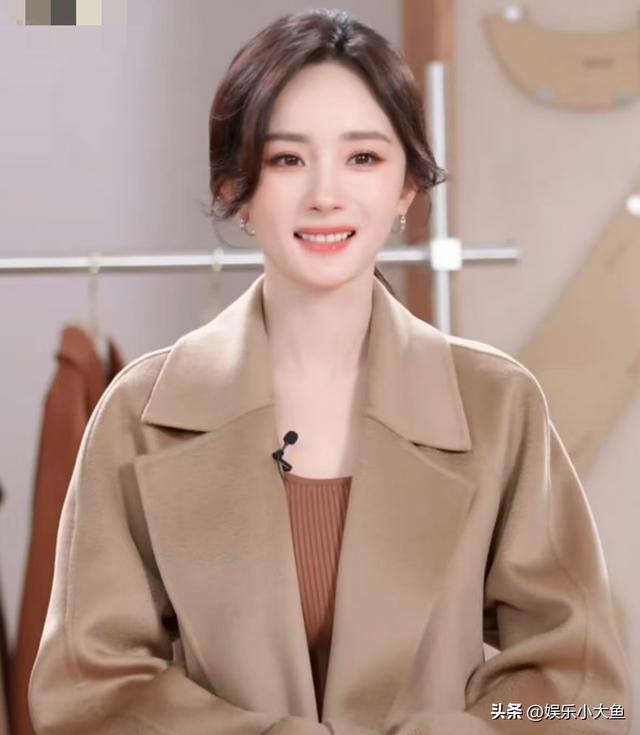 杨幂今日直播造型曝光，驼色长款大衣尽显建模脸美貌