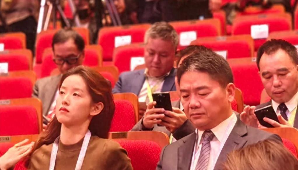 刘强东搀扶章泽天引热议：婚姻中的冷淡与真相