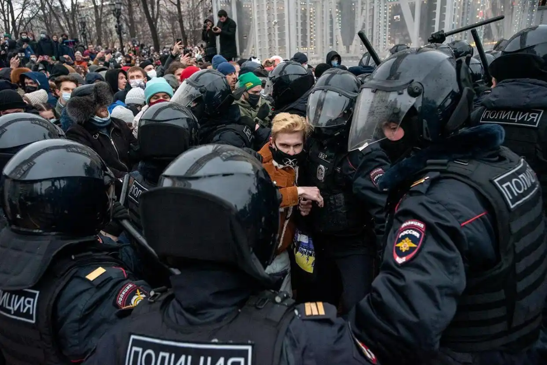 莫斯科双重危机：移民暴乱与电子系统遭袭的深层冲击