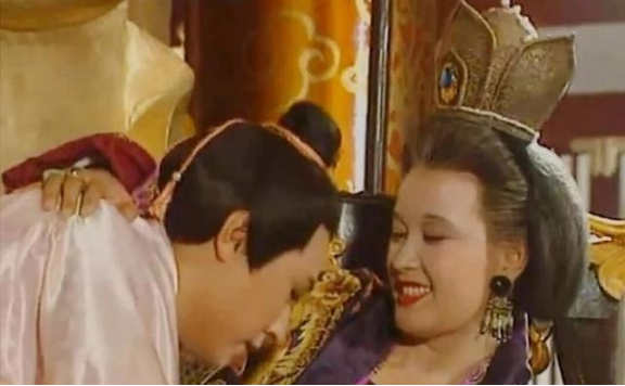 77岁武则天熟睡后，男宠张昌宗的隐秘夜会与权力博弈