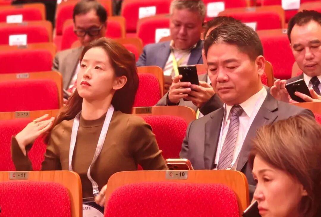 刘强东章泽天同框引热议，奶茶妹穿搭细节遭网友调侃