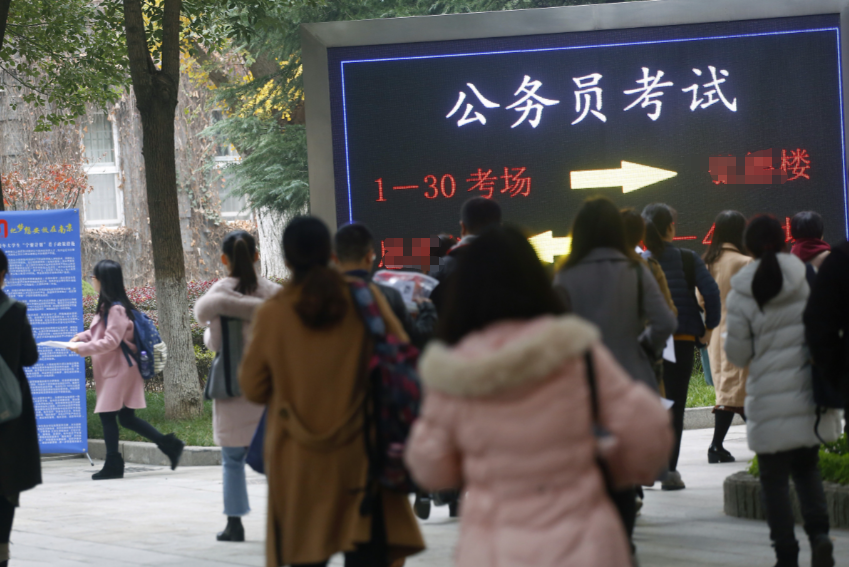 辽宁女孩考公务员差1分，政审时考官看见档案备注，当场愣住了