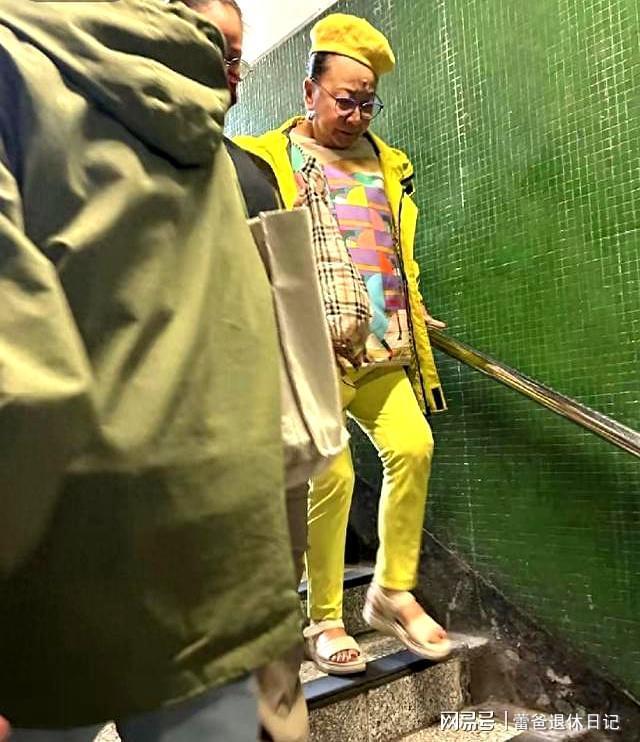 75岁薛家燕素颜现身地铁，与小17岁男友引发关注