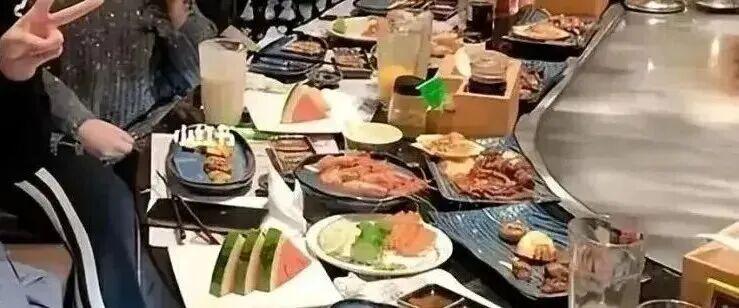 上海女富婆组织同学聚会，因餐费AA制被起诉，法院这样判