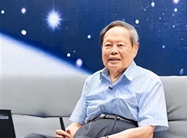 杨振宁年收入揭秘：百万年薪全捐，科学巨匠的非凡境界